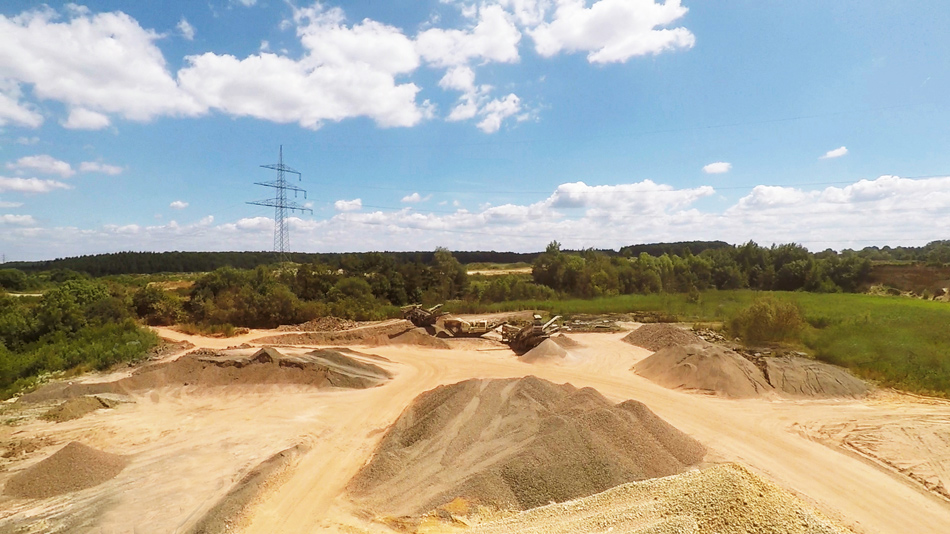 Kiesgrube und Lagerhalden der Mick Kies GmbH