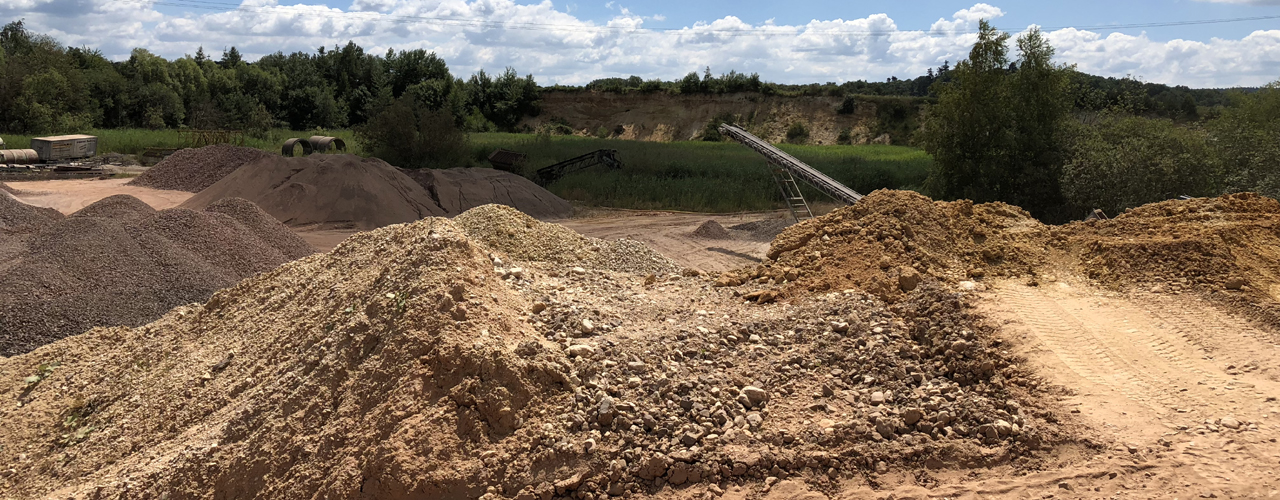 Kies- und Sandhalden im Werk der Mick Kies GmbH